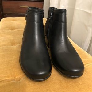 ⬇️⭐️New in box, Clarks Emslie Jada leather boots💗